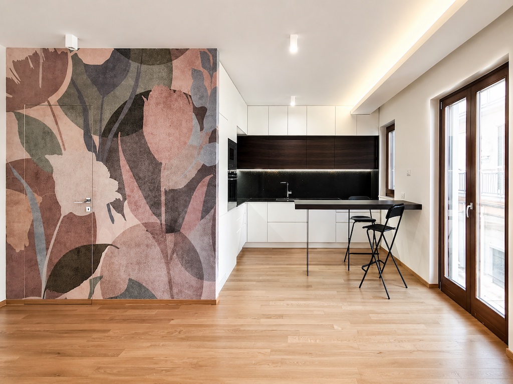 cucina-minimalista-con-murale-floreale